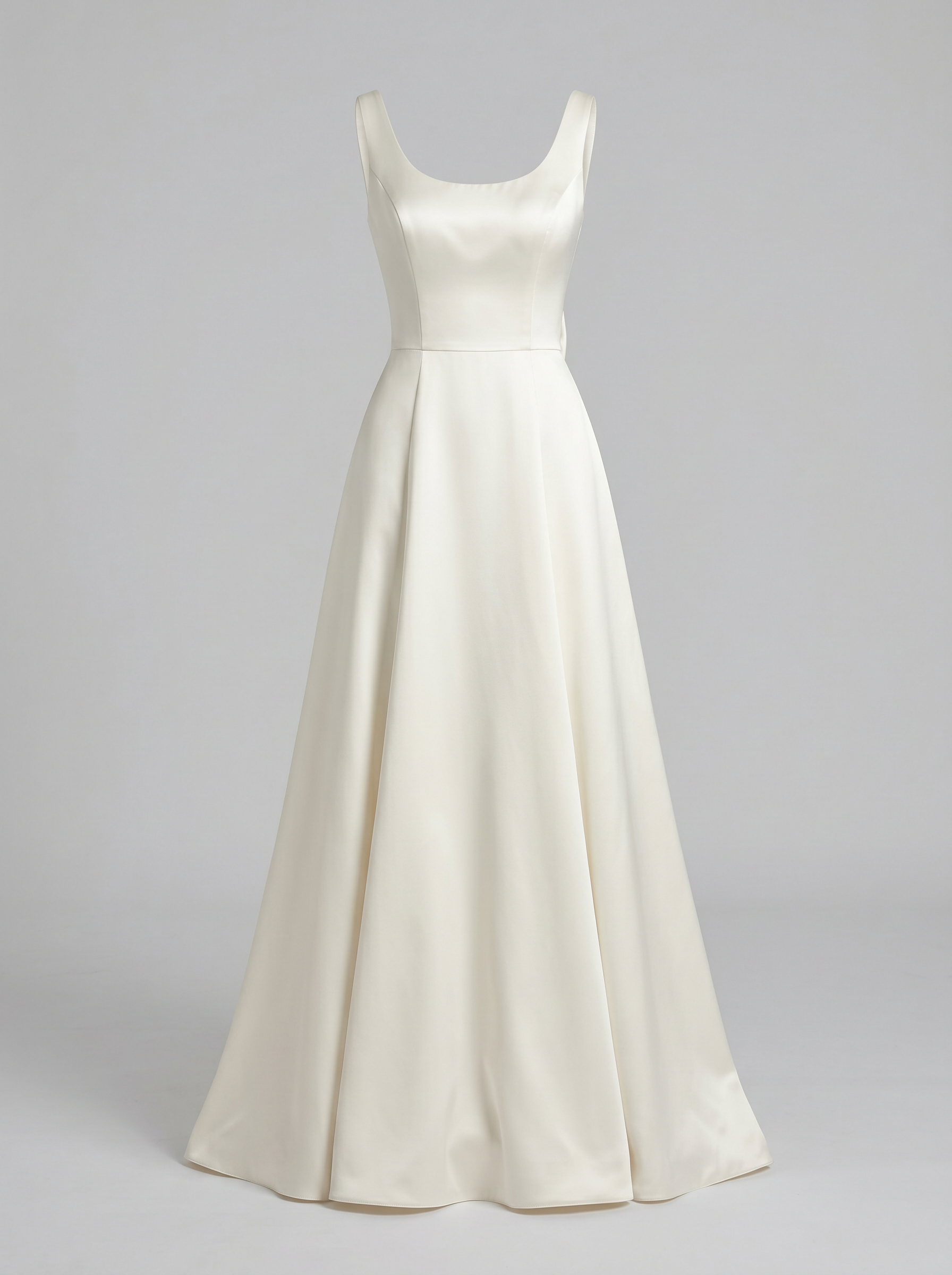 Vestido de cetim linha A · Look com capa