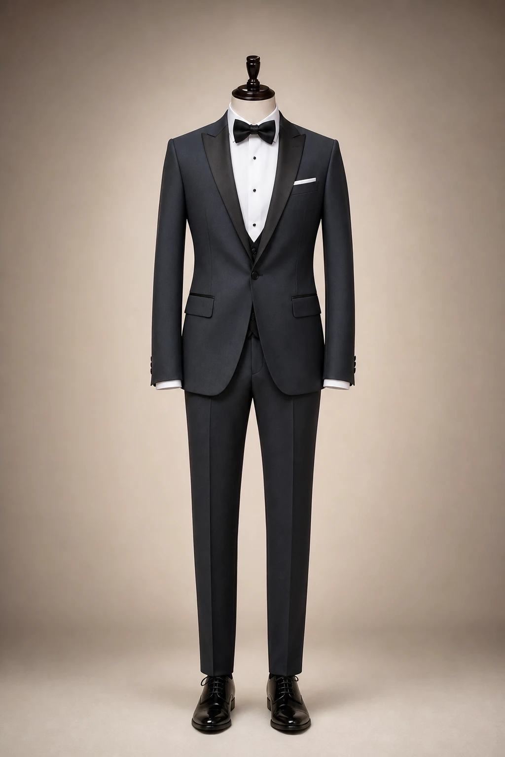Esmoquin del novio · Look con capa